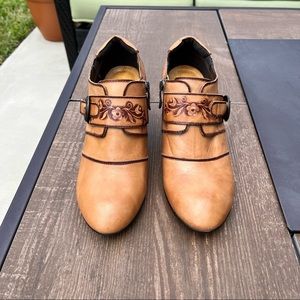 Women’s Spring Step L’Artiste Shootie Size 38. Tan/Caramel Color.